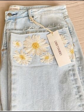 Driftwood Women's Light Blue Daisy Embroidered Jeans - Size 16